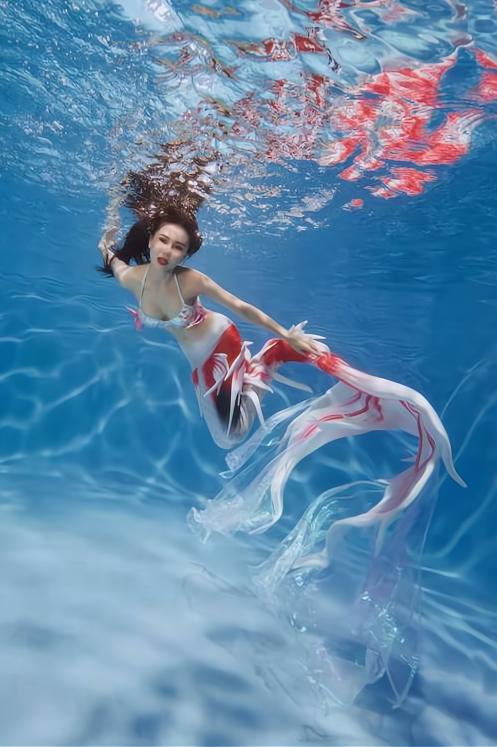 潜羽美人鱼游泳