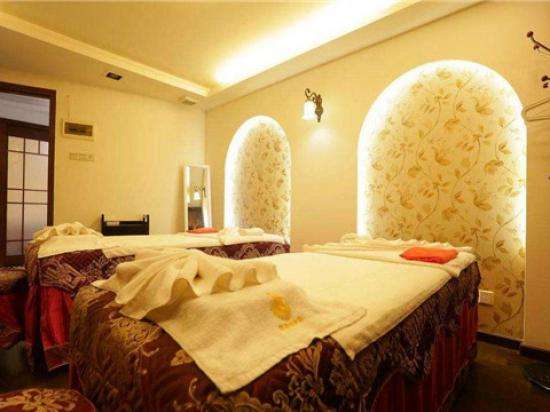 菡美美容院拥有美容导师团队3000余名,在董事长朱广杰女士的带领下